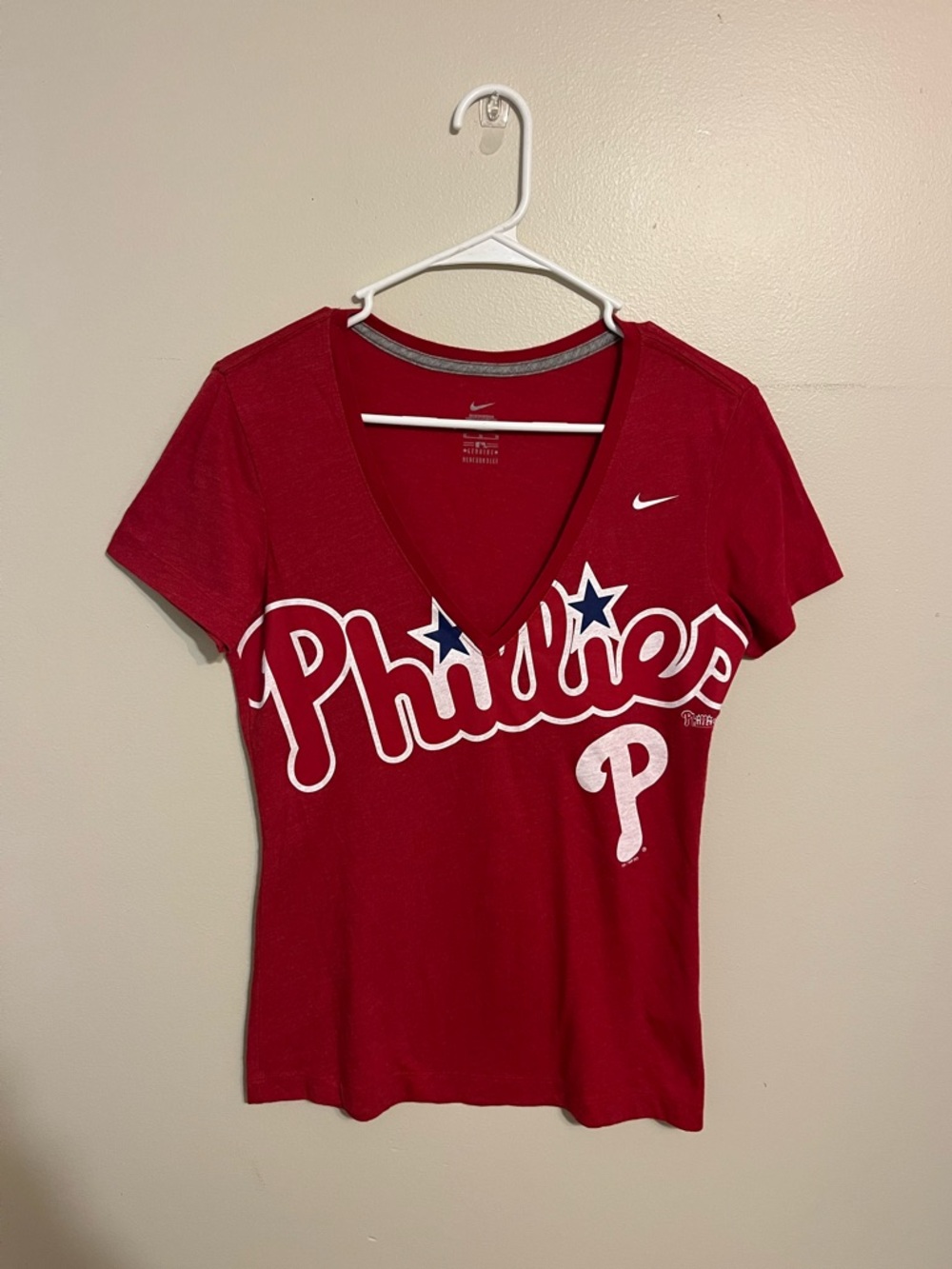 NIKE Women’s Red Phillies Baseball V-Neck Tee